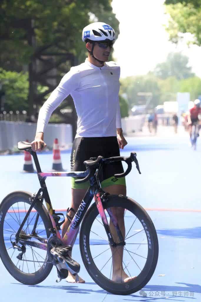 穿紧身裤参加跑步的体育生脱啦，大鼻子太太顶了！