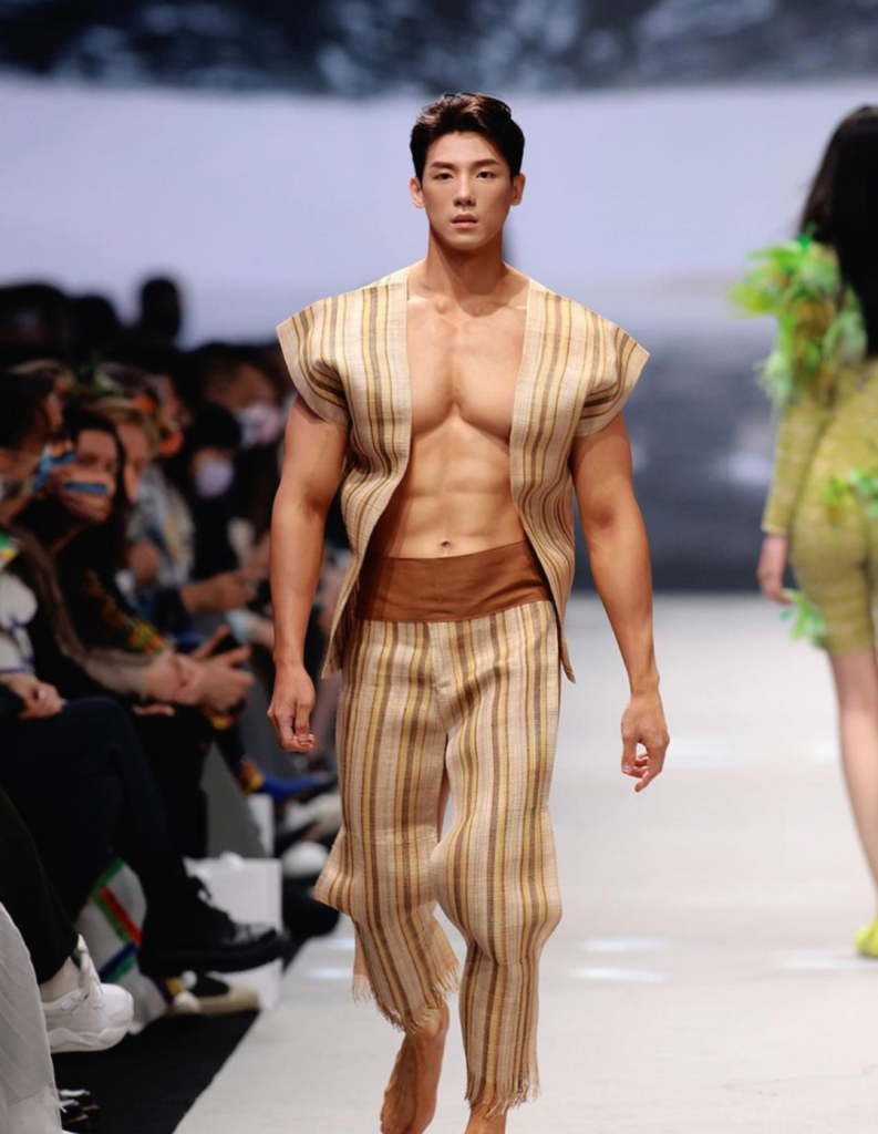 还记得这个穿丁字裤走秀的肌肉男模吗?真的太可了! 还记得这个穿丁字裤走秀的肌肉男模吗?真的太可了!