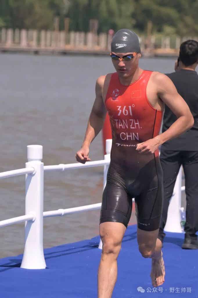 穿紧身裤参加跑步的体育生脱啦，大鼻子太太顶了！