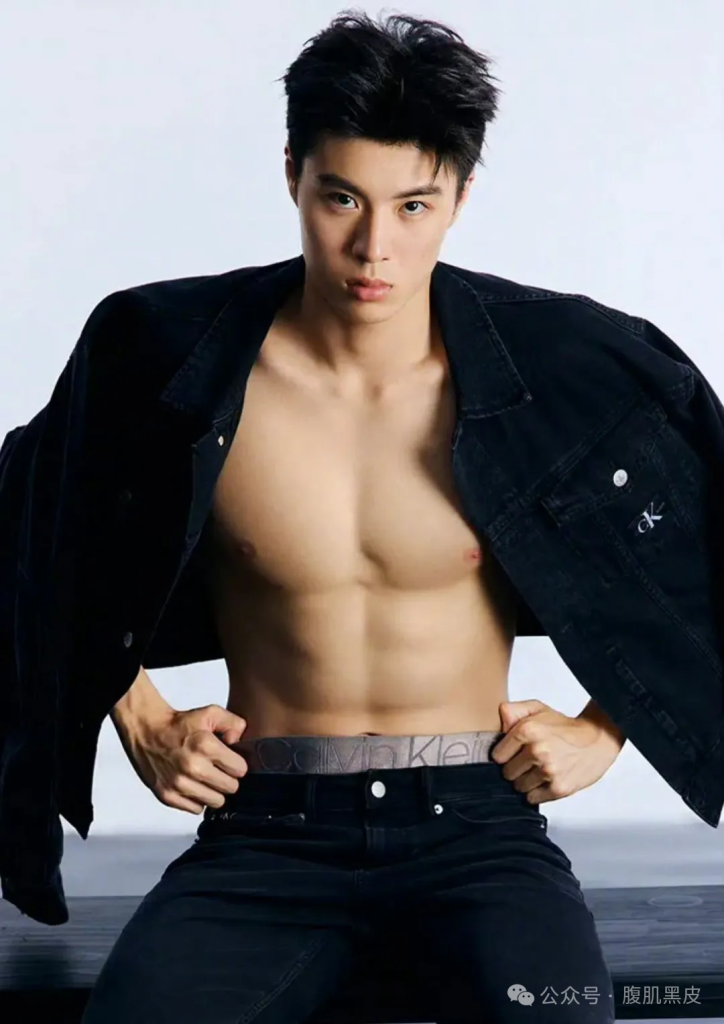 23 游泳健将张翼祥拍摄 CK 内裤，实力不输宁泽涛