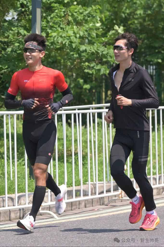 穿紧身裤参加跑步的体育生脱啦，大鼻子太太顶了！