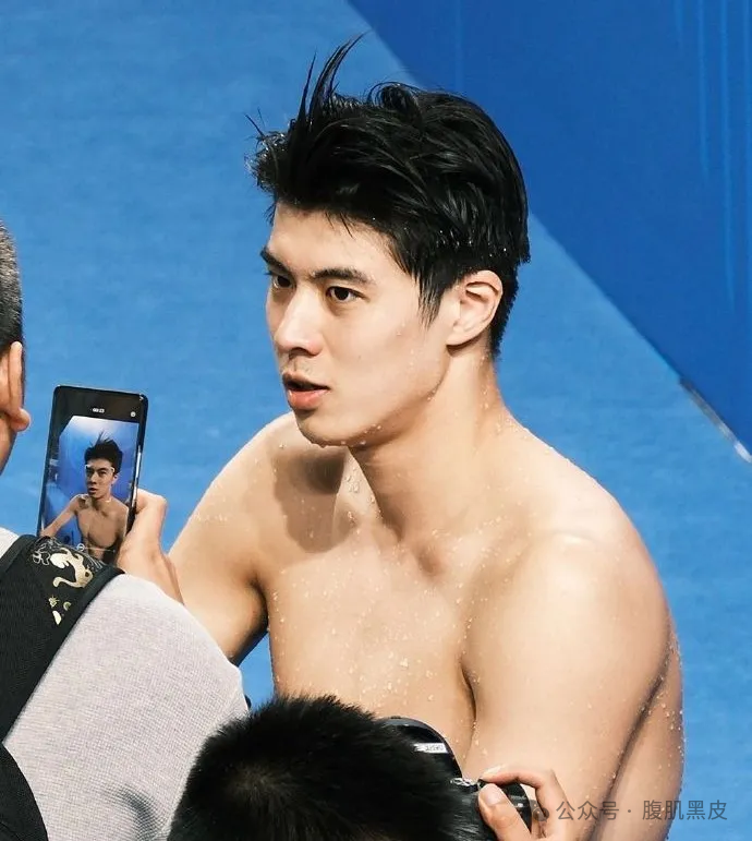 23 游泳健将张翼祥拍摄 CK 内裤，实力不输宁泽涛