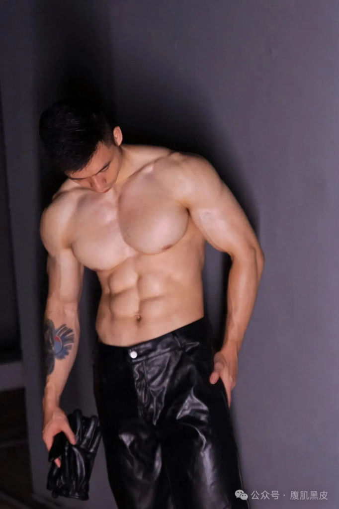 26 性感壮硕型男，182cm 的大肌肉