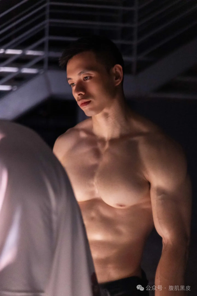 26 性感壮硕型男，182cm 的大肌肉