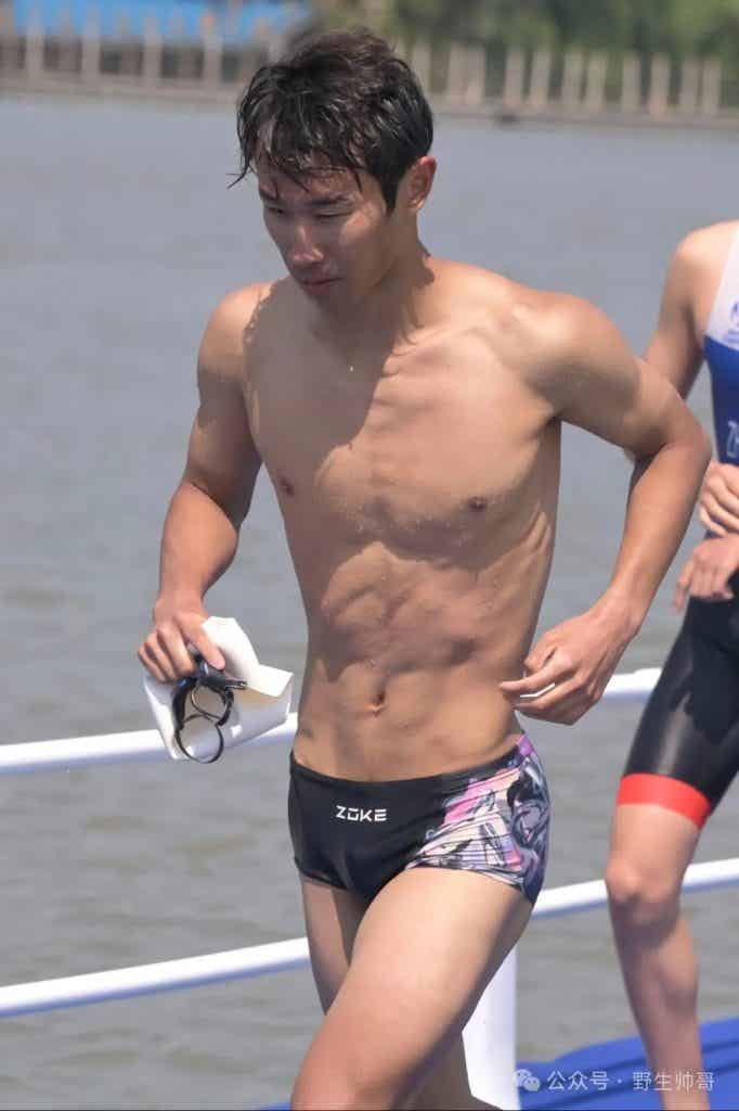 穿紧身裤参加跑步的体育生脱啦，大鼻子太太顶了！