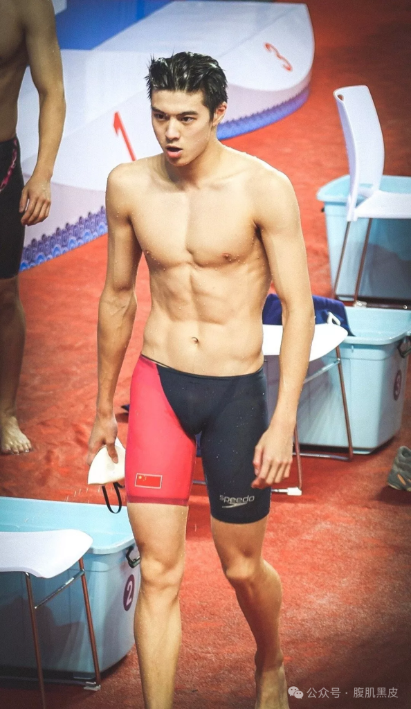 23 游泳健将张翼祥拍摄 CK 内裤，实力不输宁泽涛