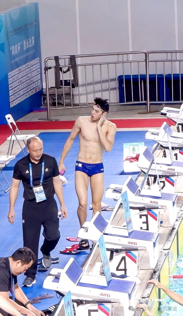 23 游泳健将张翼祥拍摄 CK 内裤，实力不输宁泽涛