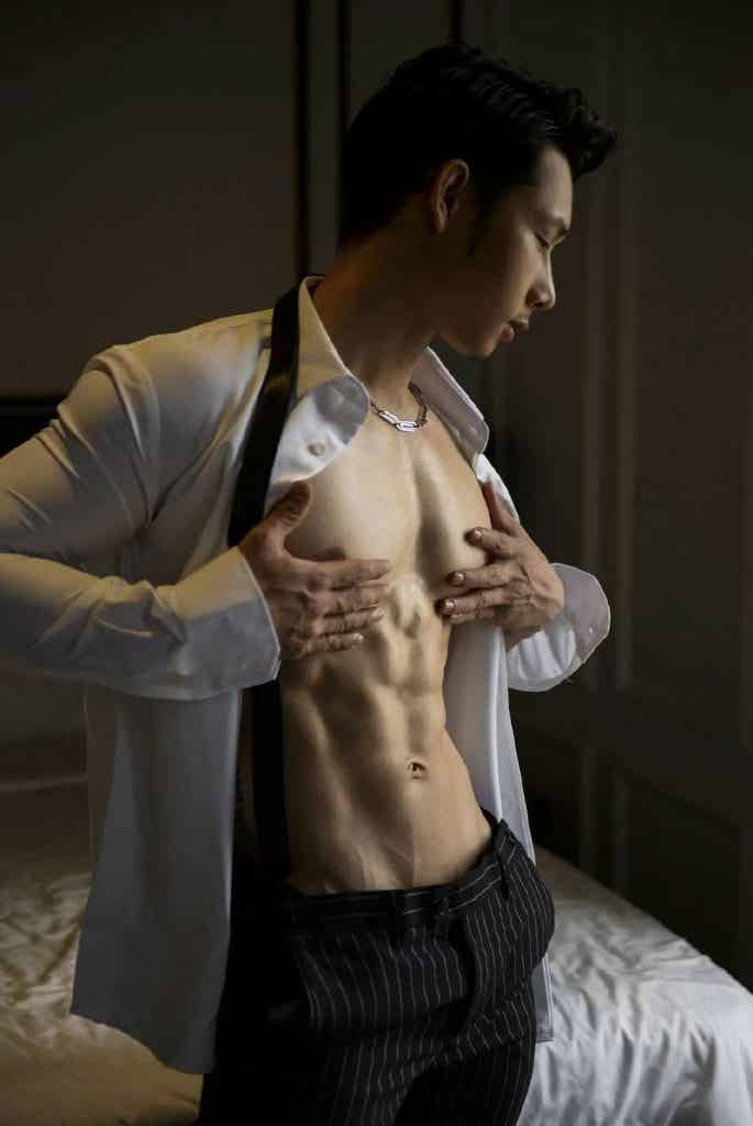 高颜值帅气肌肉男孩，胸肌非常诱惑！