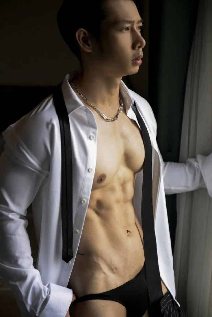 高颜值帅气肌肉男孩，胸肌非常诱惑！