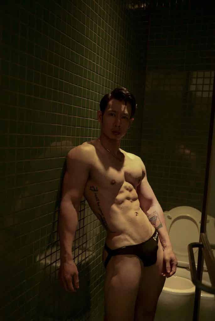 高颜值帅气肌肉男孩，胸肌非常诱惑！