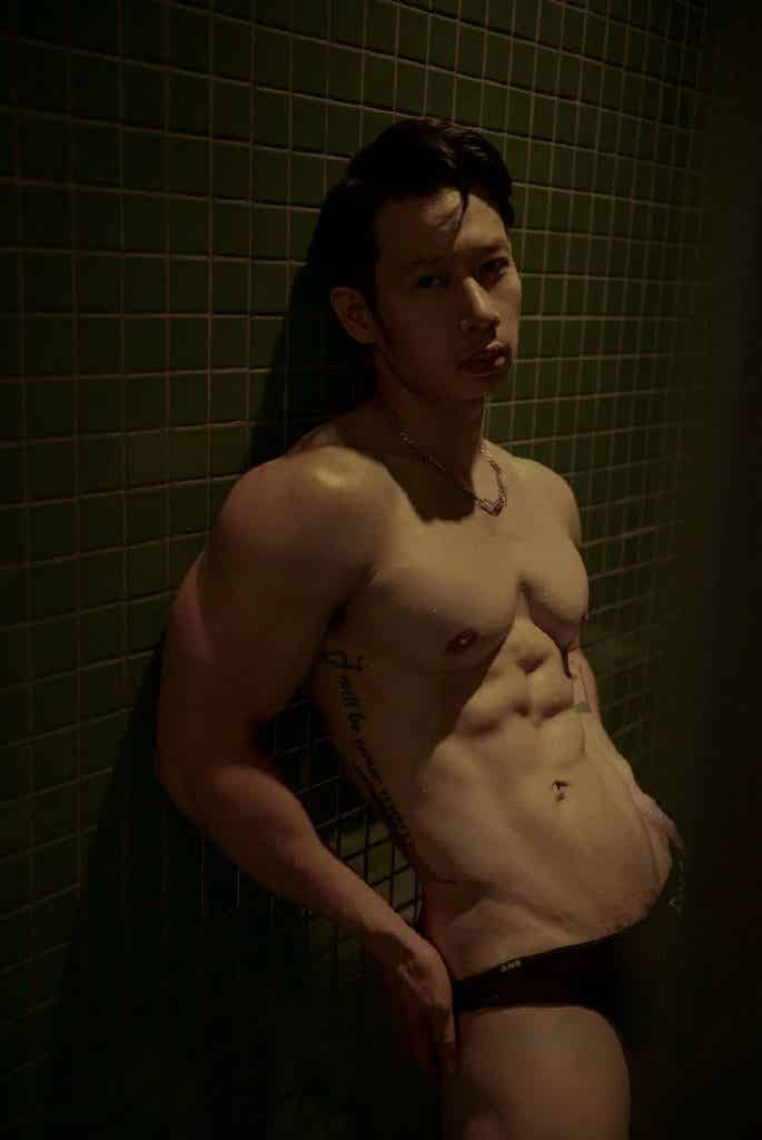 高颜值帅气肌肉男孩，胸肌非常诱惑！