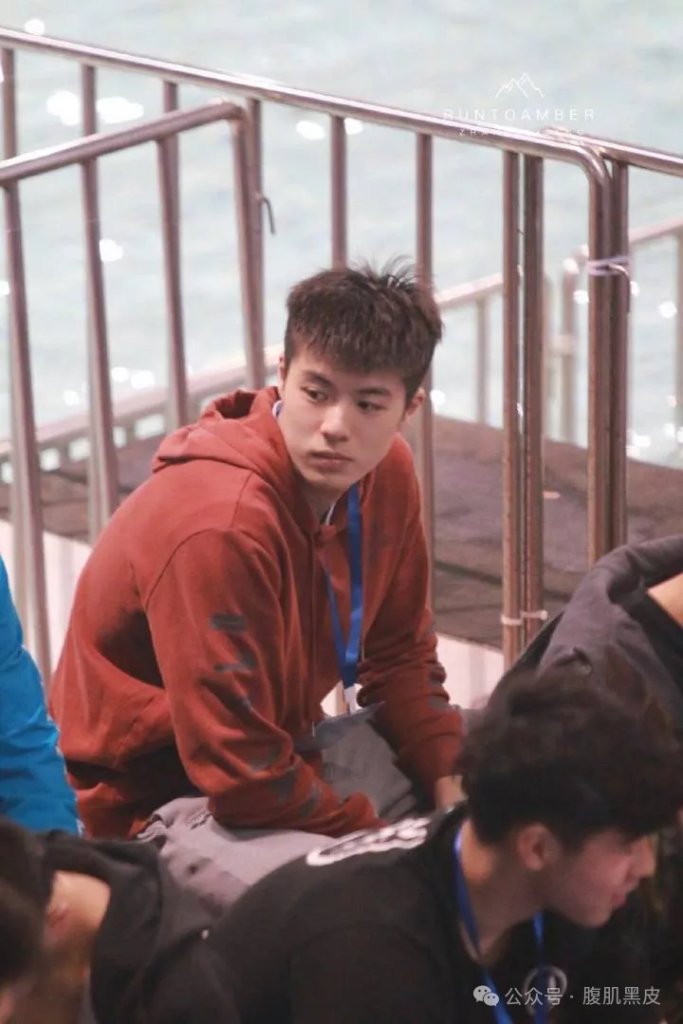 23 游泳健将张翼祥拍摄 CK 内裤，实力不输宁泽涛