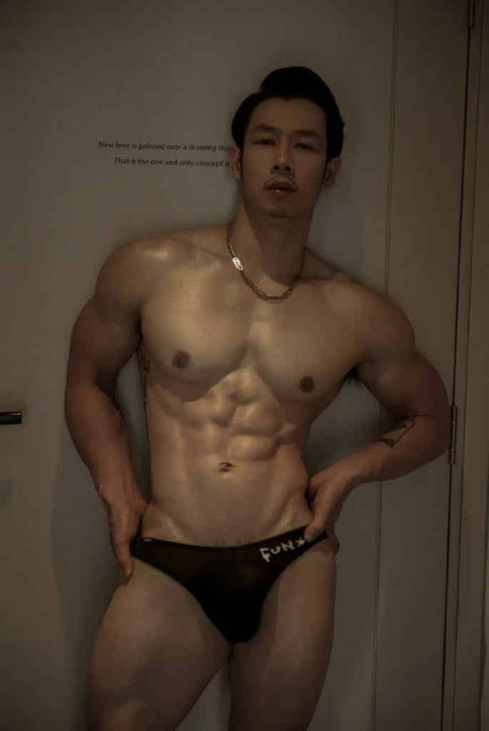 高颜值帅气肌肉男孩，胸肌非常诱惑！