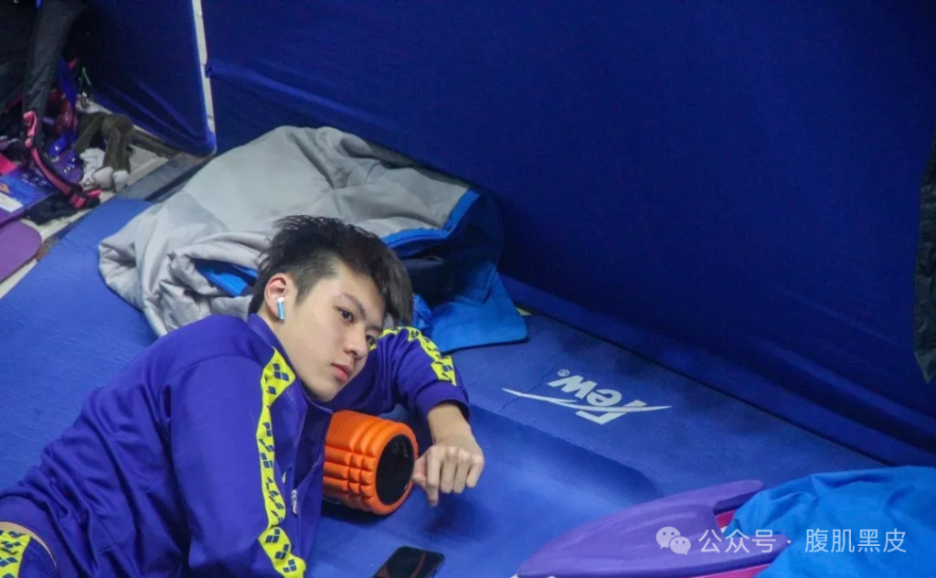 23 游泳健将张翼祥拍摄 CK 内裤，实力不输宁泽涛