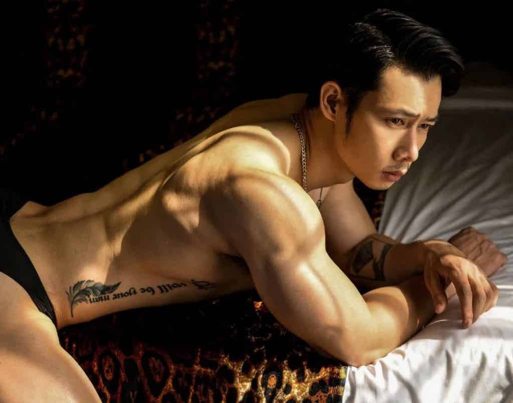 高颜值帅气肌肉男孩，胸肌非常诱惑！