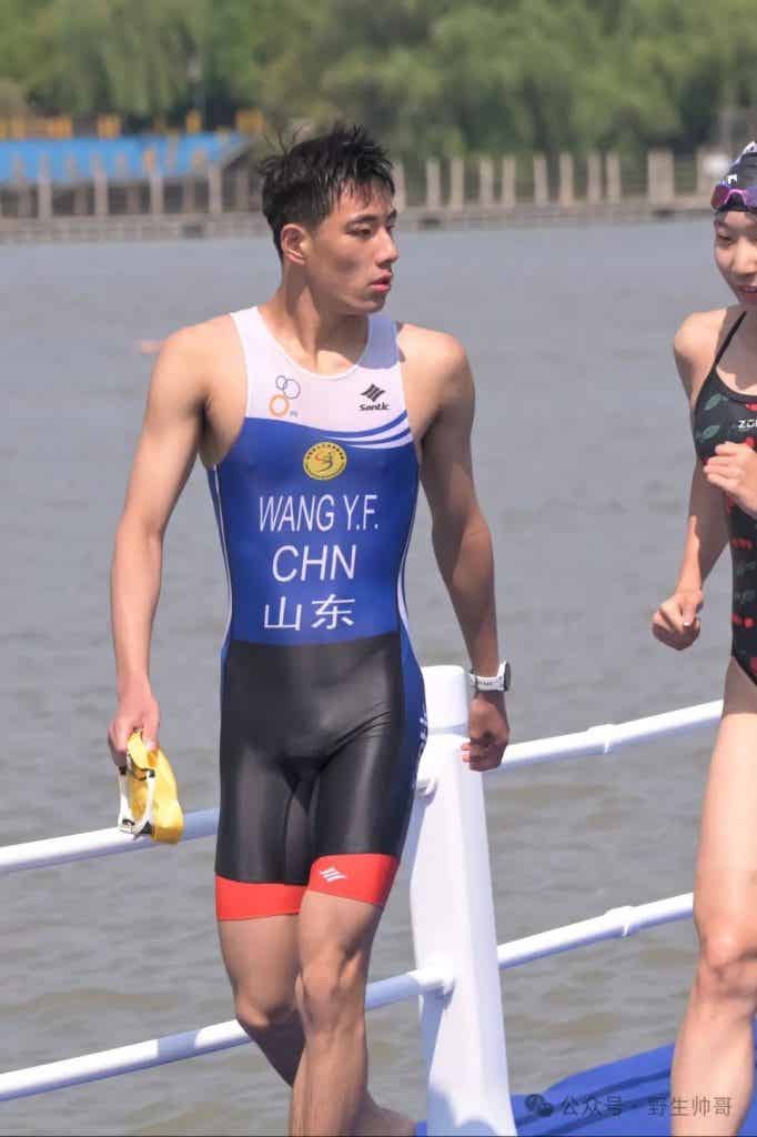 穿紧身裤参加跑步的体育生脱啦，大鼻子太太顶了！