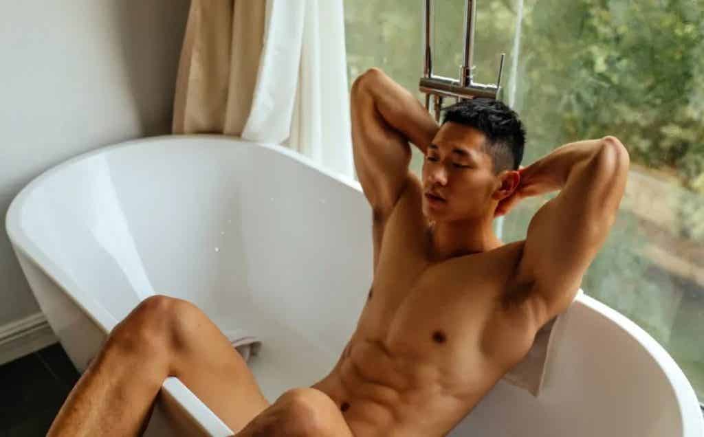 高颜值帅气肌肉男孩，胸肌非常诱惑！