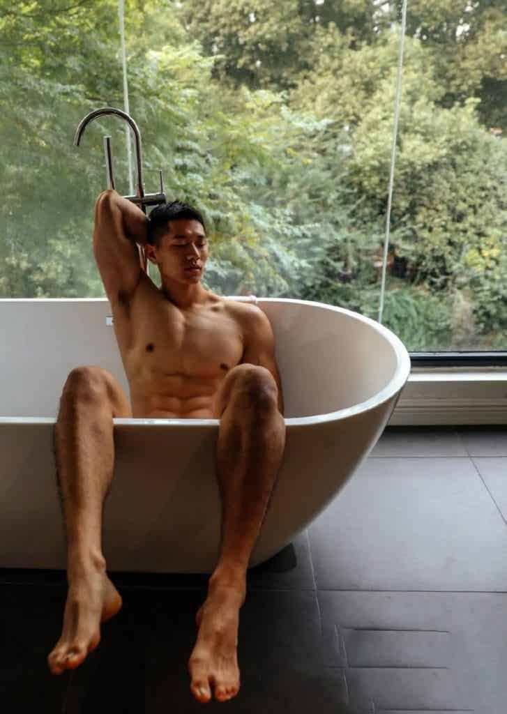 高颜值帅气肌肉男孩，胸肌非常诱惑！