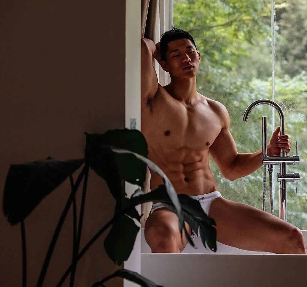 高颜值帅气肌肉男孩，胸肌非常诱惑！