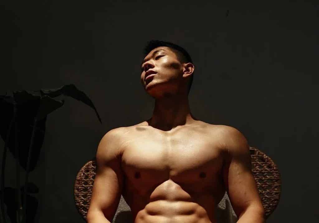 高颜值帅气肌肉男孩，胸肌非常诱惑！