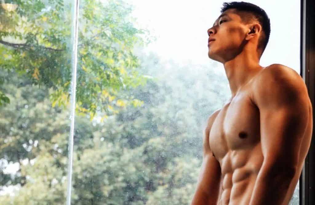 高颜值帅气肌肉男孩，胸肌非常诱惑！