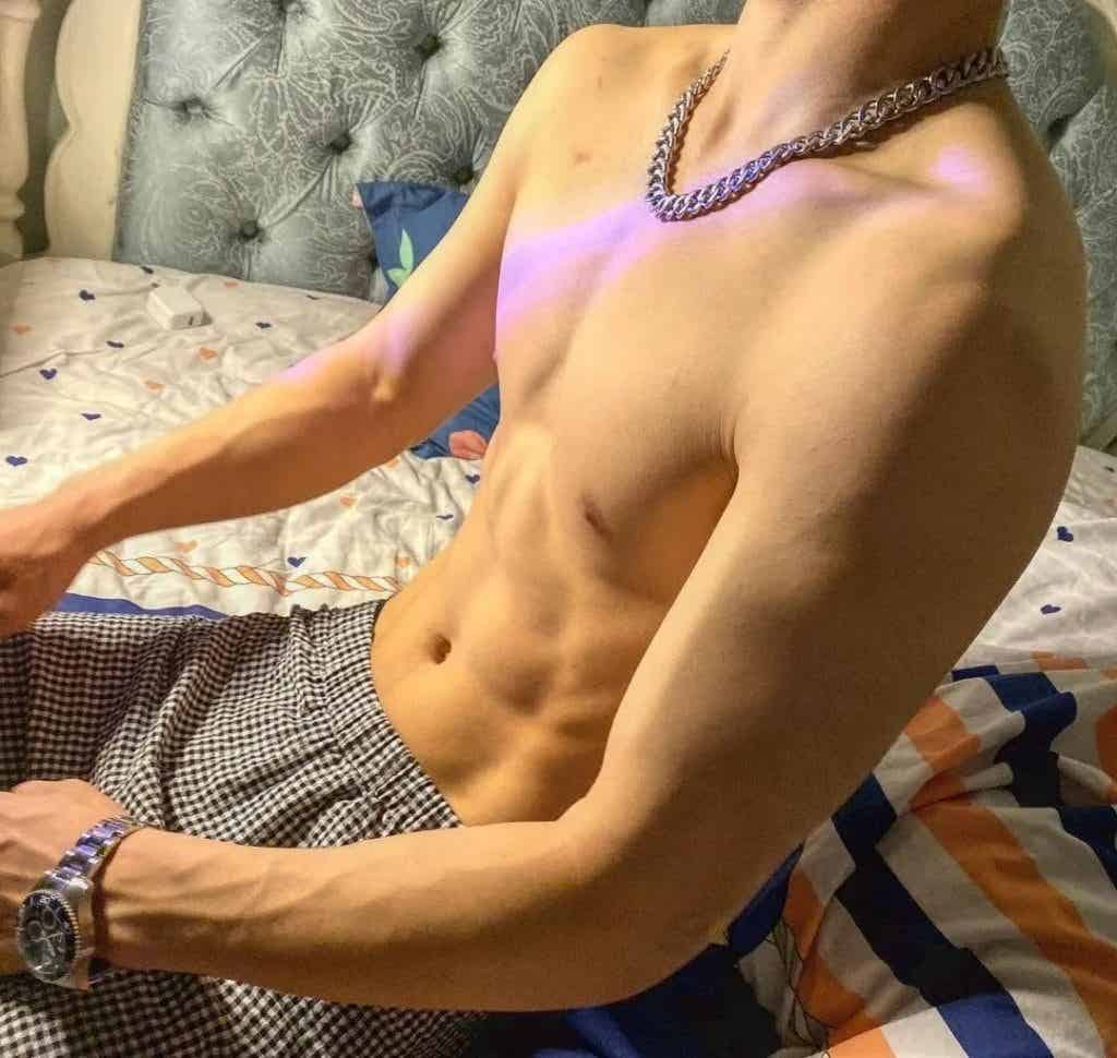 高颜值帅气肌肉男孩，胸肌非常诱惑！