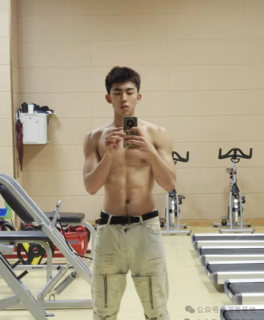 00 后黑皮体育生长腿 191CM 大弟弟