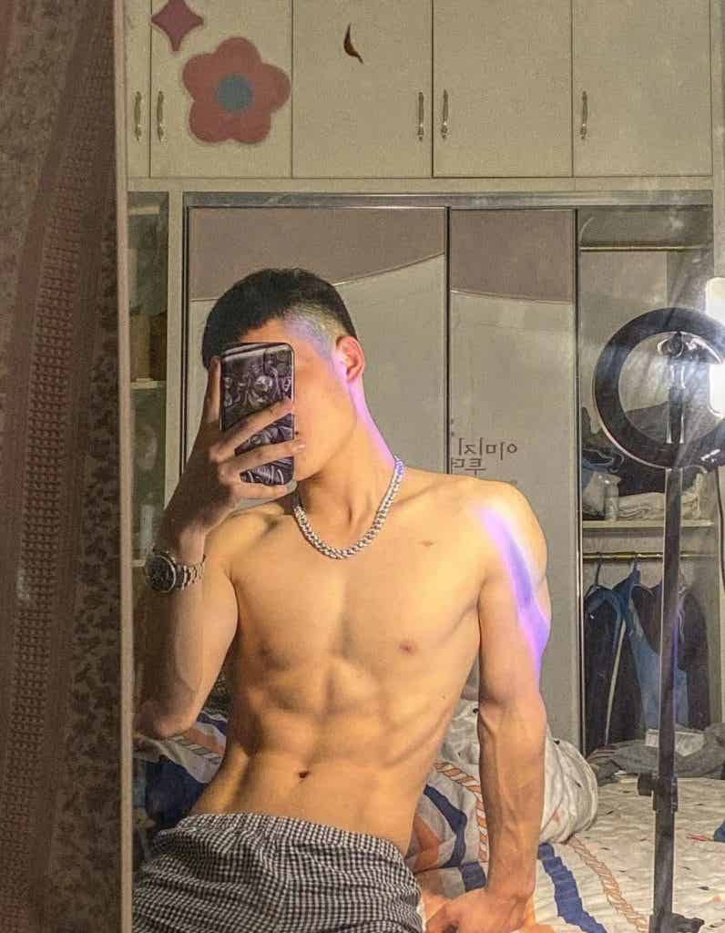 高颜值帅气肌肉男孩，胸肌非常诱惑！