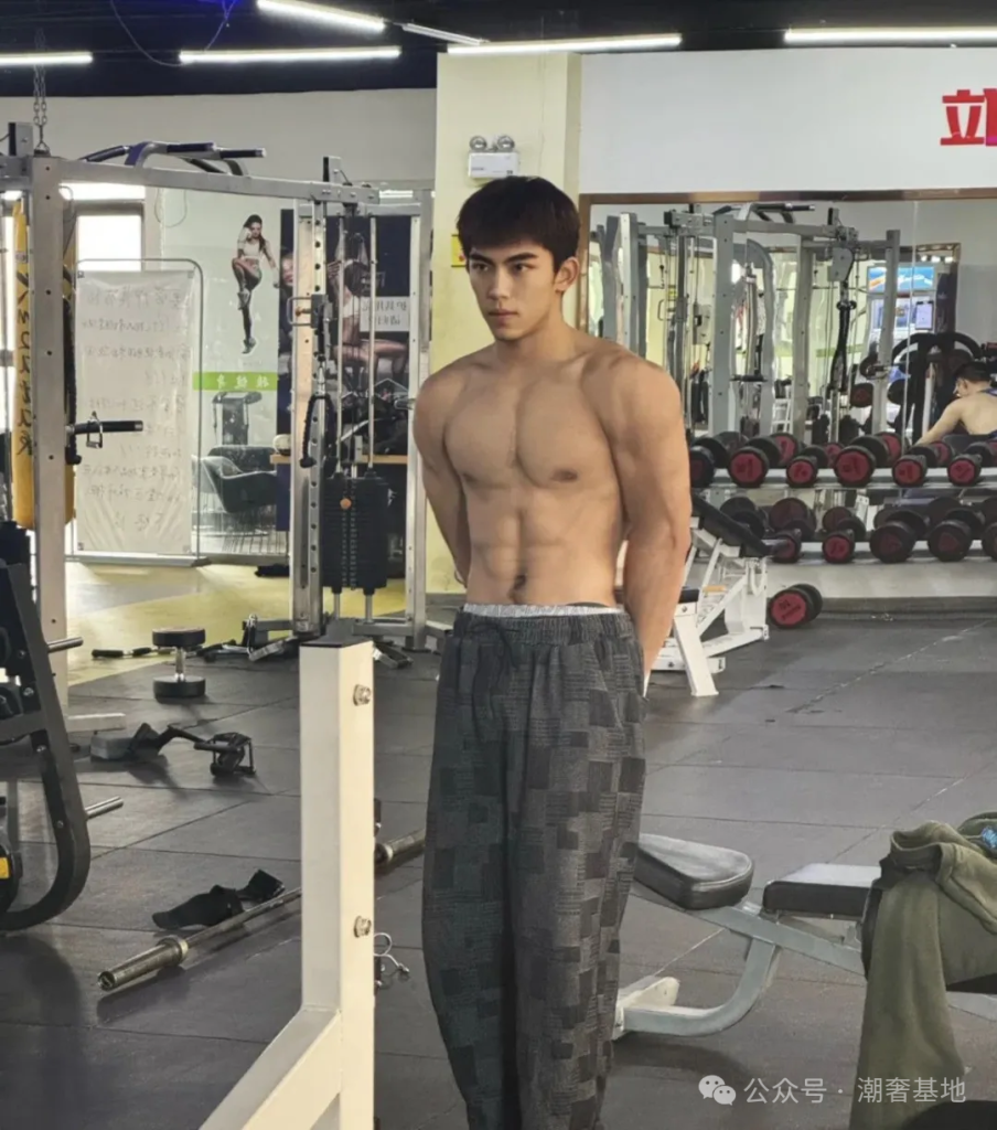 00 后黑皮体育生长腿 191CM 大弟弟