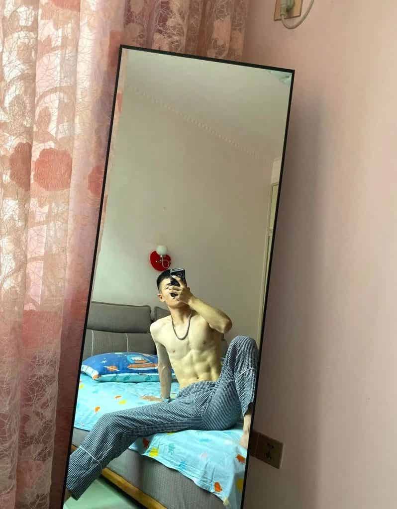 高颜值帅气肌肉男孩，胸肌非常诱惑！