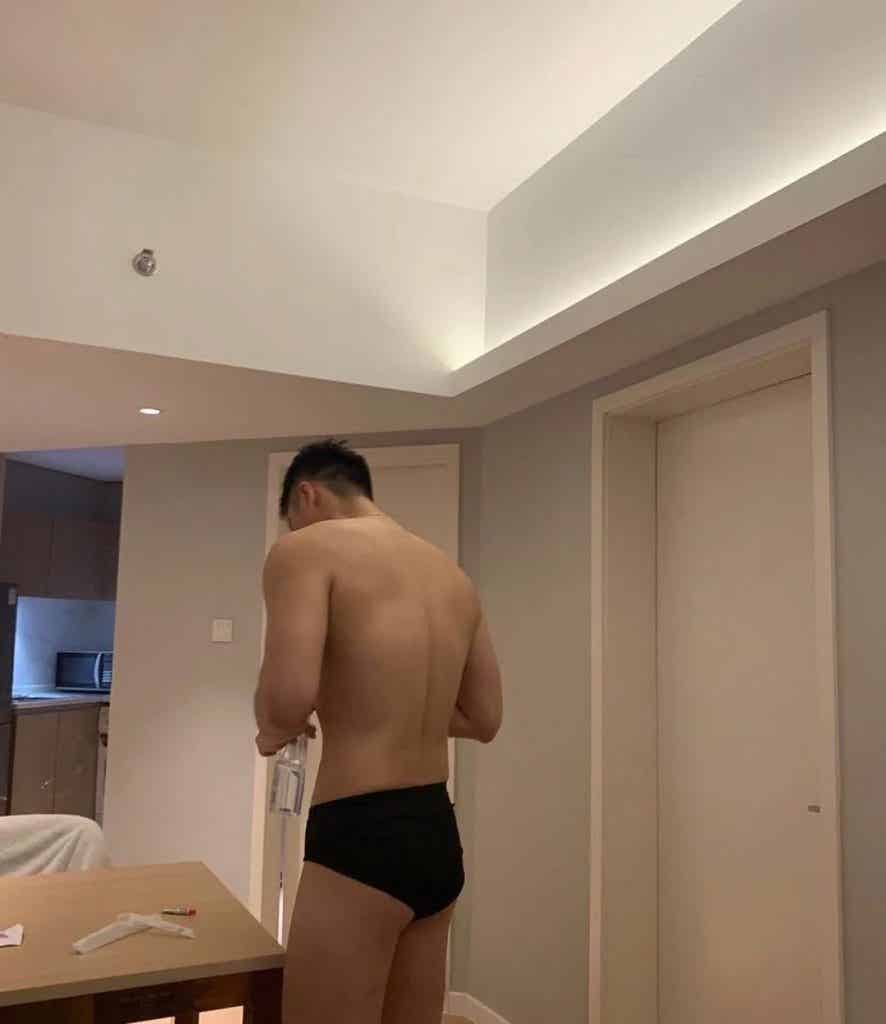 高颜值帅气肌肉男孩，胸肌非常诱惑！