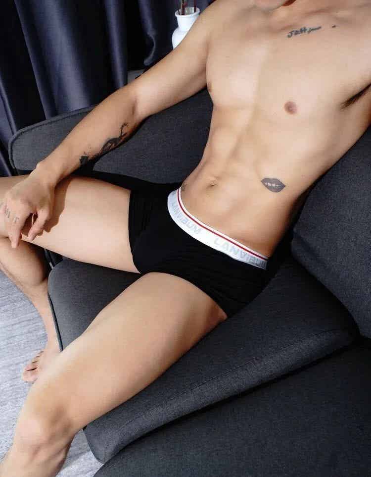 高颜值帅气肌肉男孩，胸肌非常诱惑！