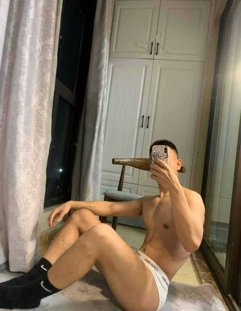 高颜值帅气肌肉男孩，胸肌非常诱惑！