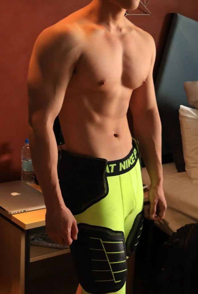 高颜值帅气肌肉男孩，胸肌非常诱惑！