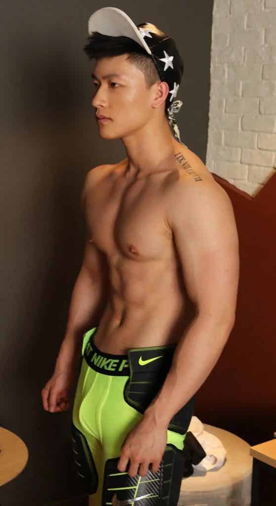 高颜值帅气肌肉男孩，胸肌非常诱惑！