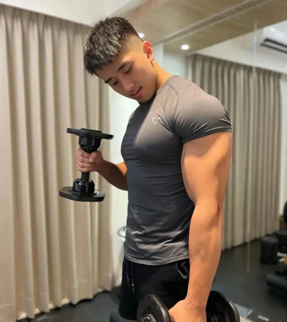 大大大实力 26 肌肉私教，手臂肌肉撑爆衫了