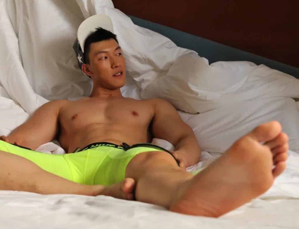 高颜值帅气肌肉男孩，胸肌非常诱惑！