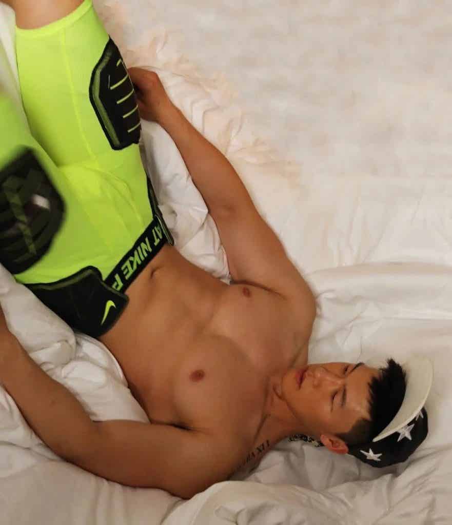 高颜值帅气肌肉男孩，胸肌非常诱惑！