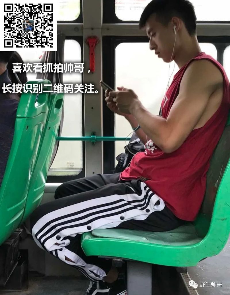 运动小哥自拍照，撩衣露大胸肌太棒啦