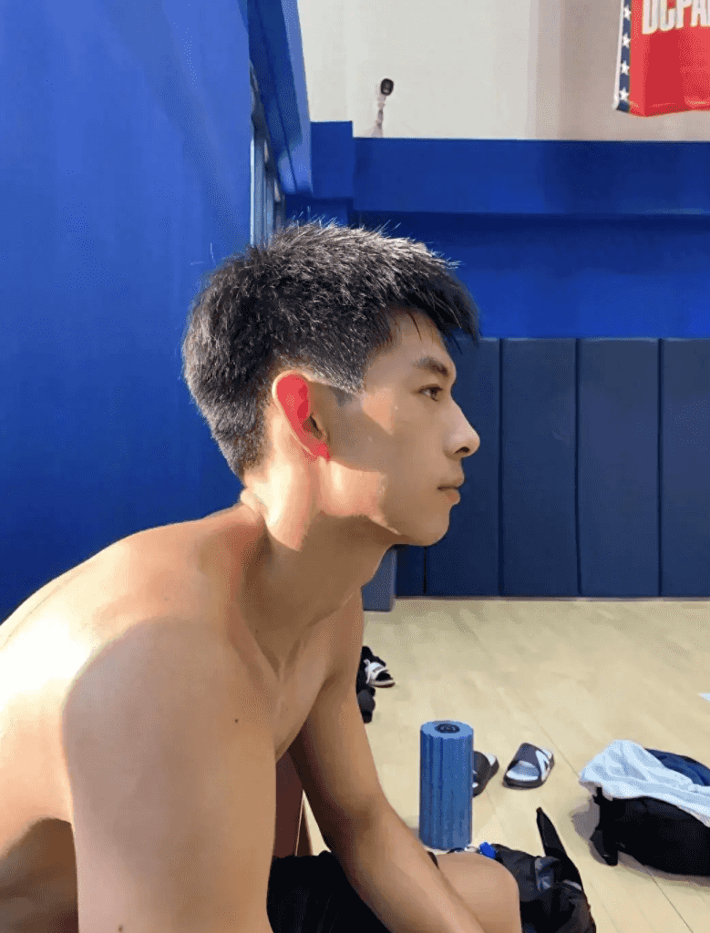 操场上 19 的篮球腹肌帅哥，感受荷尔蒙气息