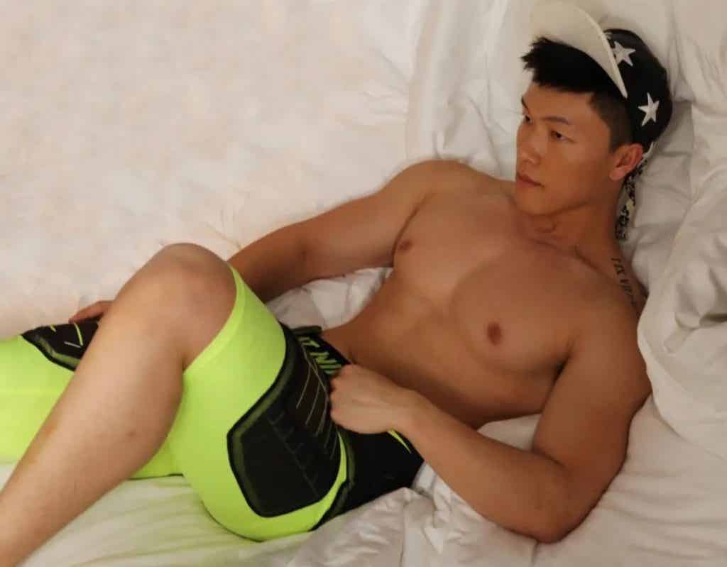 高颜值帅气肌肉男孩，胸肌非常诱惑！