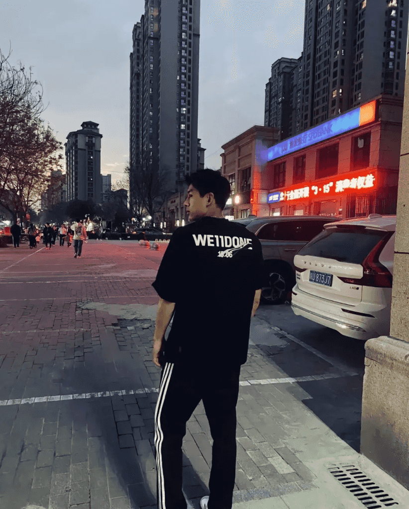 操场上 19 的篮球腹肌帅哥，感受荷尔蒙气息