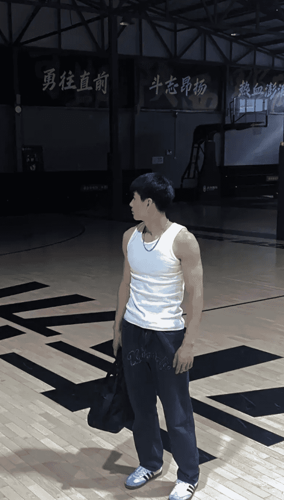 操场上 19 的篮球腹肌帅哥，感受荷尔蒙气息