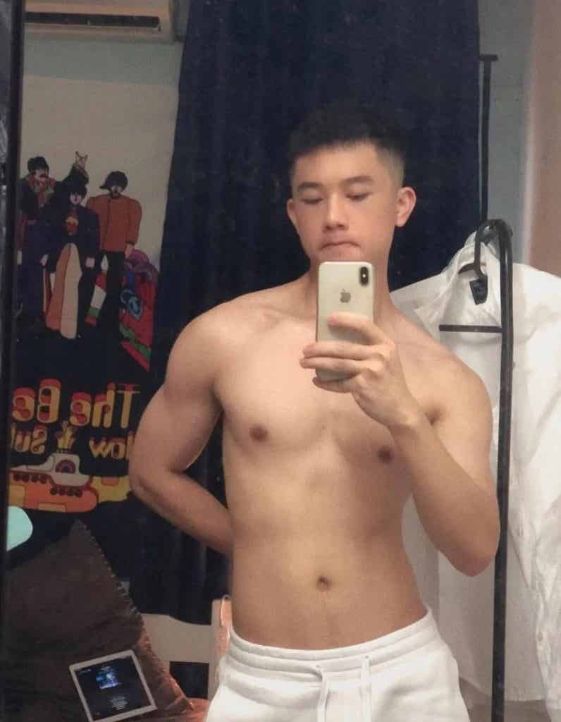 高颜值帅气肌肉男孩，胸肌非常诱惑！