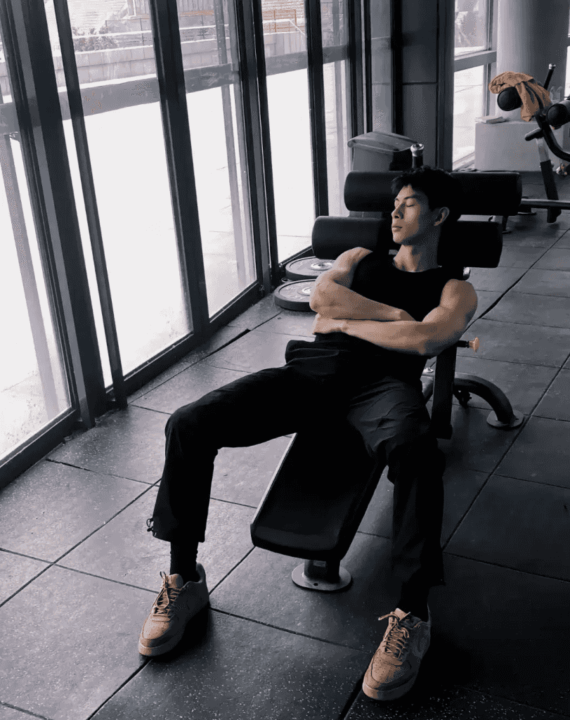 操场上 19 的篮球腹肌帅哥，感受荷尔蒙气息