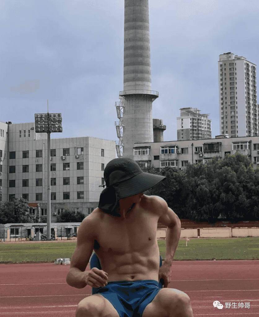 操场 19 岁的东北体育生紧身裤湿透，大长腿藏不住了！