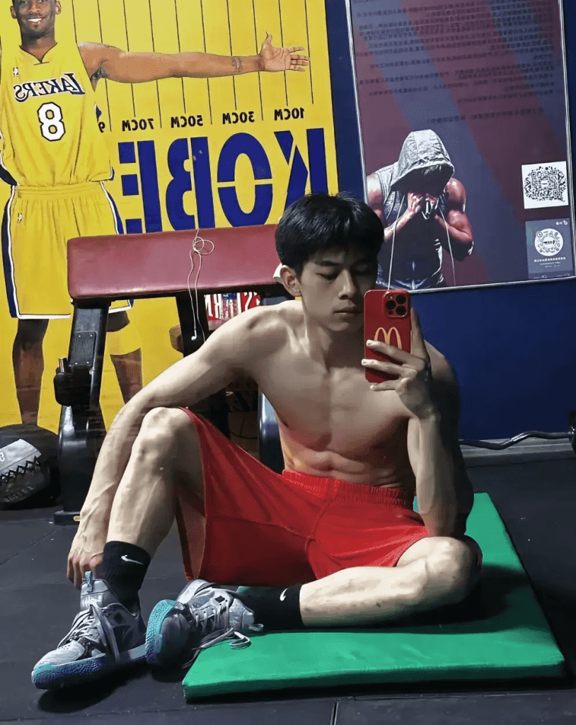 操场上 19 的篮球腹肌帅哥，感受荷尔蒙气息