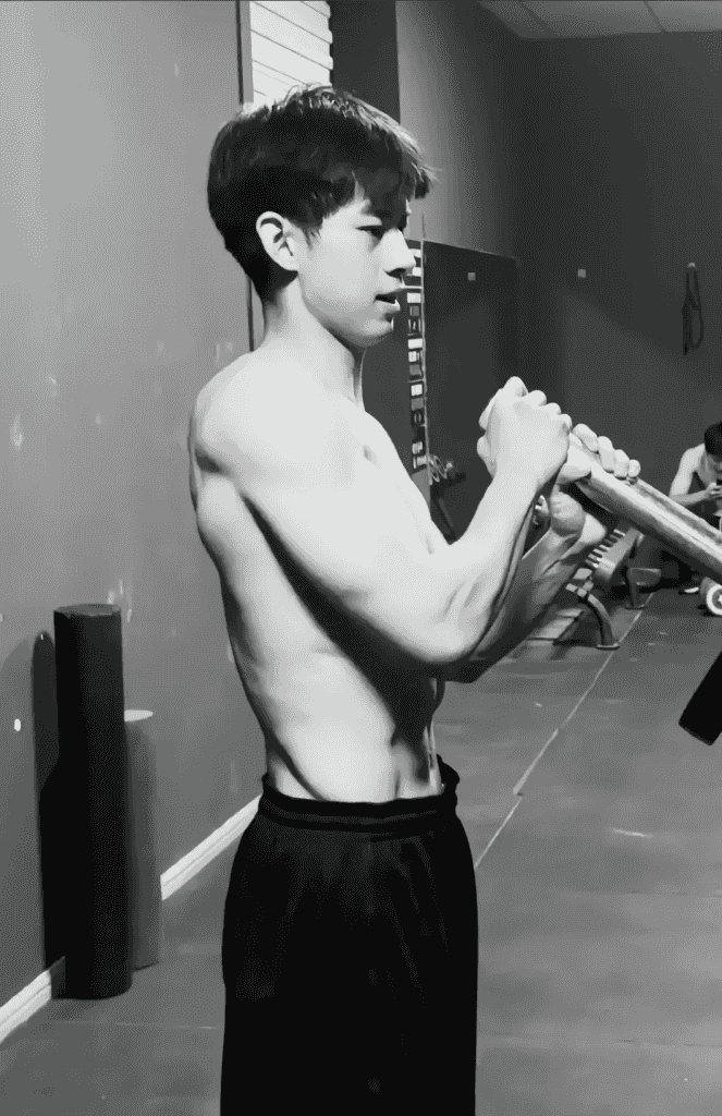 操场上 19 的篮球腹肌帅哥，感受荷尔蒙气息