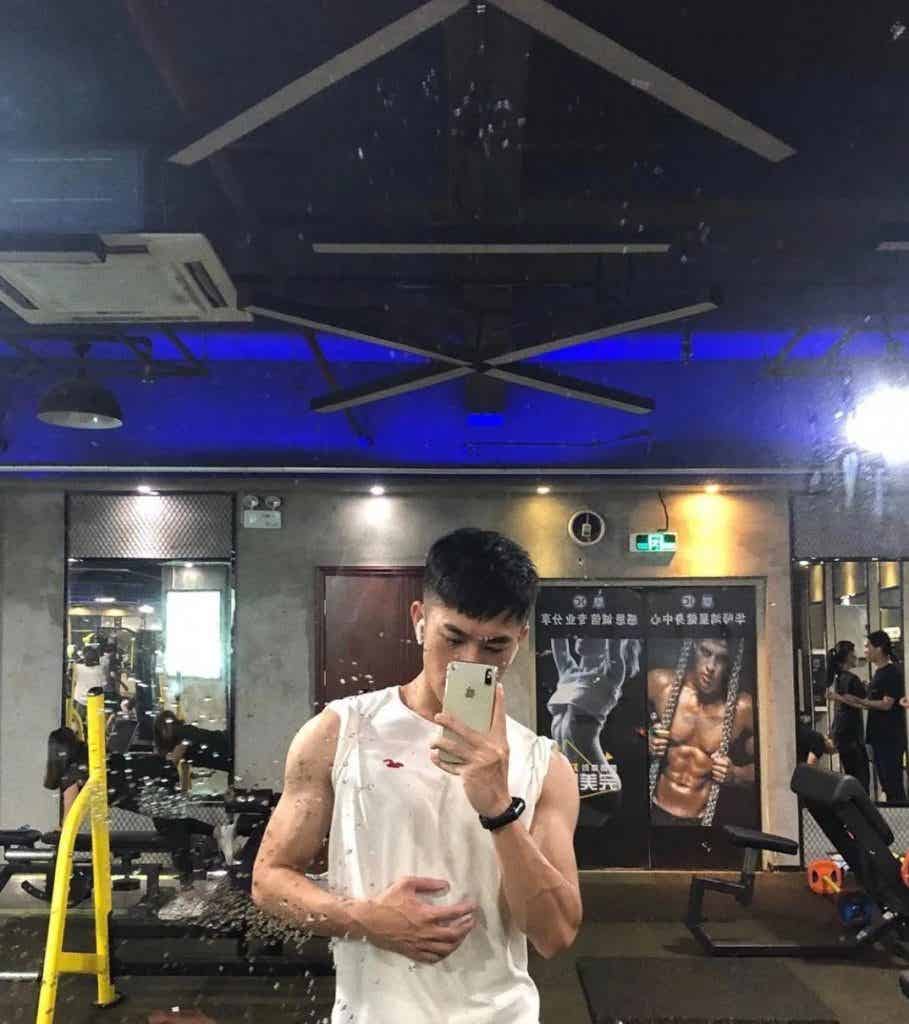 高颜值帅气肌肉男孩，胸肌非常诱惑！