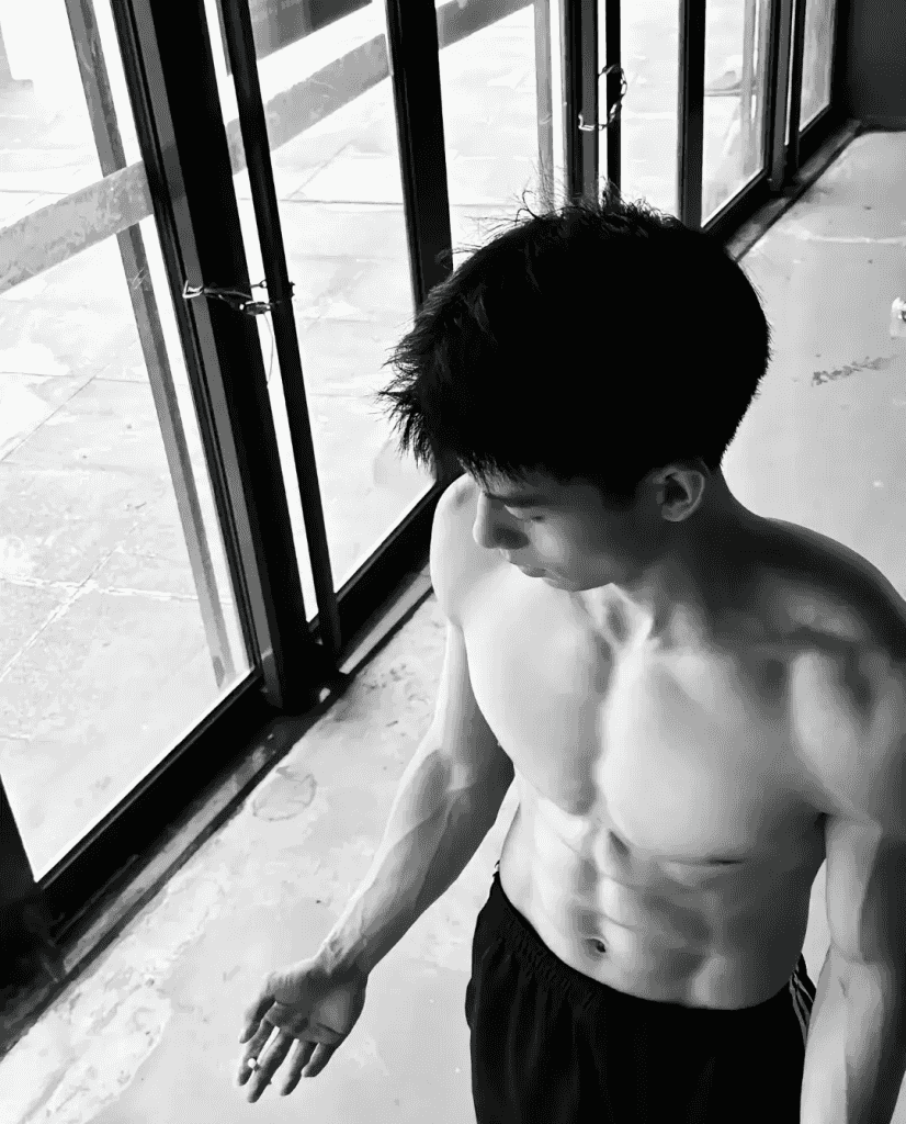 操场上 19 的篮球腹肌帅哥，感受荷尔蒙气息